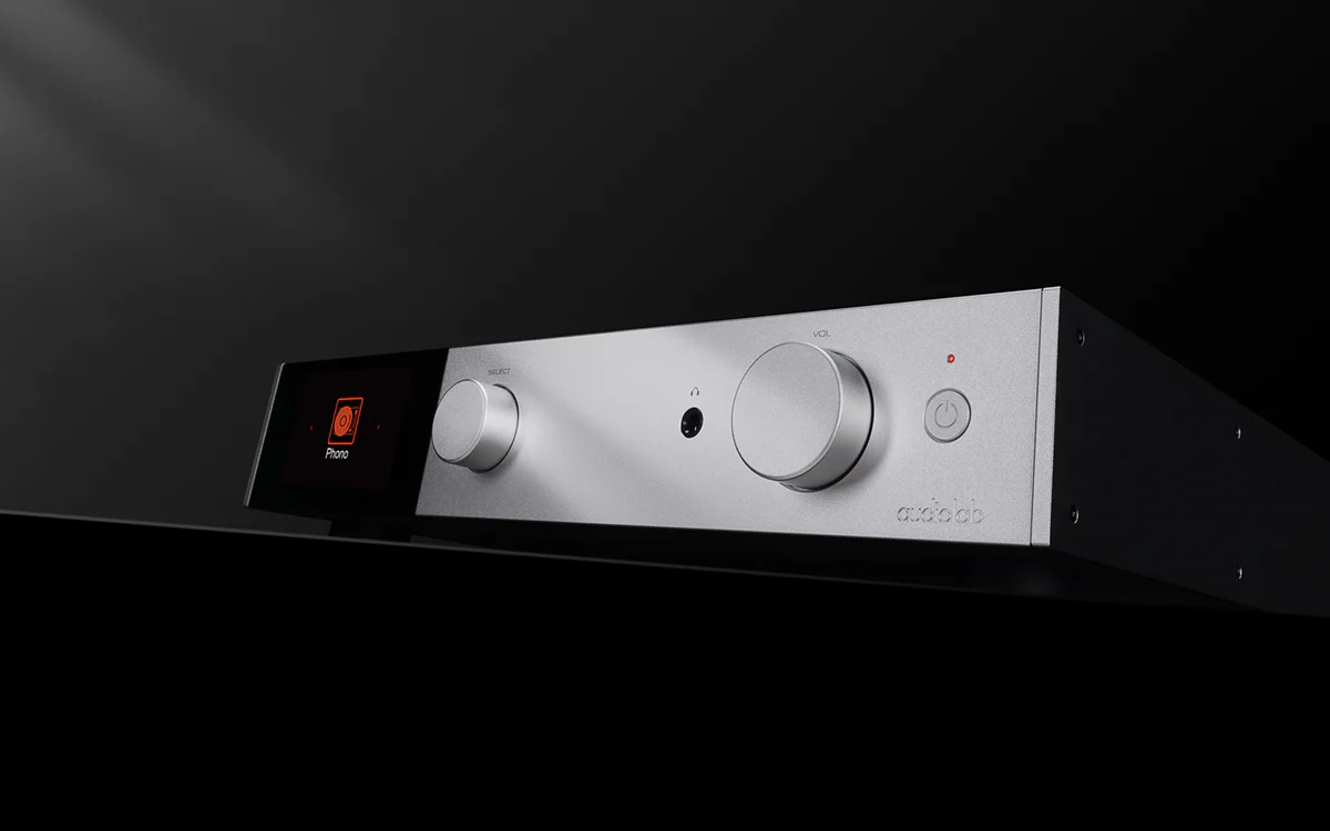 Stylish fasci of the audiolab 9000Q pre-amplifier